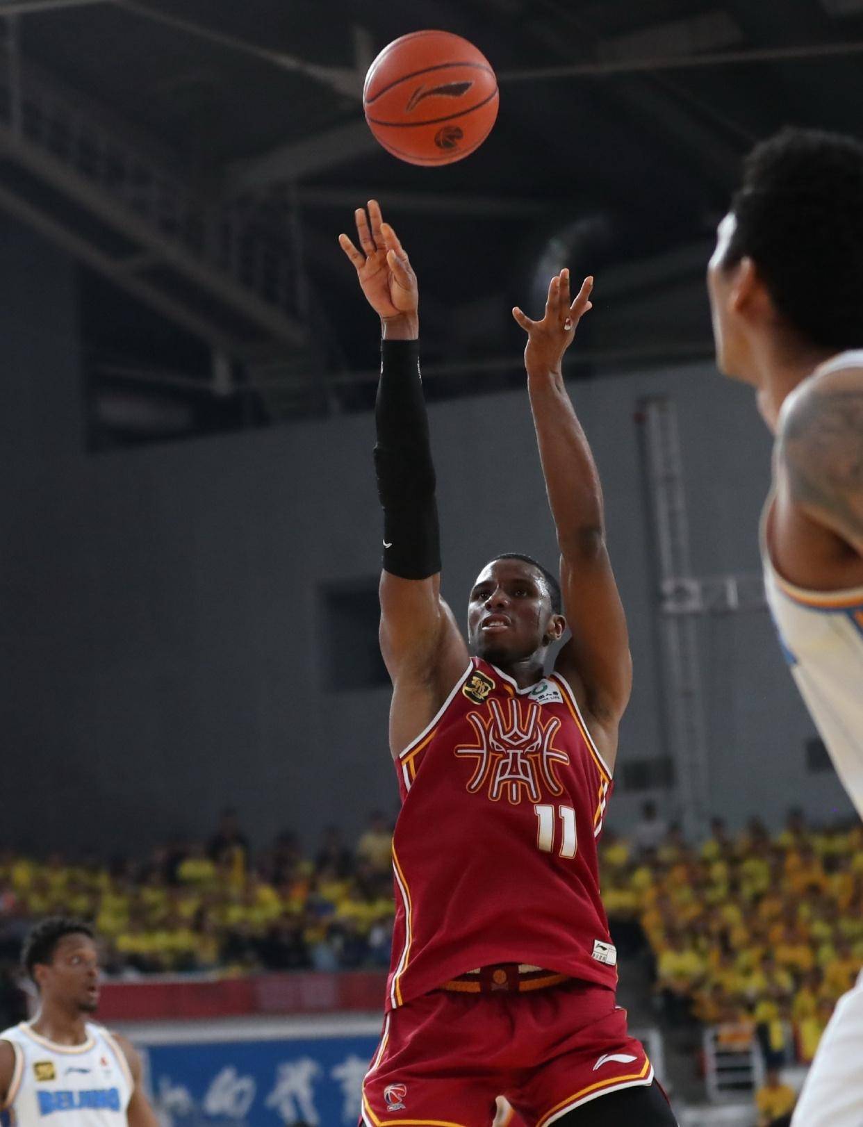 关于今晚CBA季后赛焦点战；达拉斯独行侠迎来里程碑；球迷炸锅；医务组通报恢复的信息